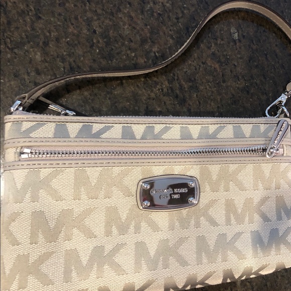 Michael Kors clutch - Picture 3 of 4
